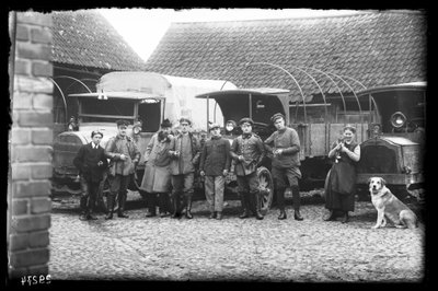 I MS. Sakslased - okupandid - Viljandi linakaupmehe ütti hoovil, oma autokoormat korrastamas enne linnast lahkumist. 6. XI 1918. a.
