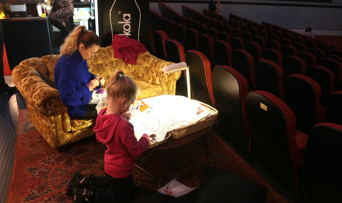 Зал кинотеатра — отличное место для детей любого возраста, считают волонтеры
