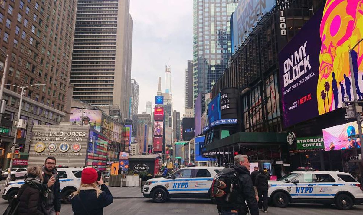 INIMESI JÄÄB VÄHEMAKS: Erinevalt mõningatest maailmameedias avaldatud piltidest ei saaks öelda, et Times Square inimtühjaks jäi. Tõsi, tänavakohvikutes oli ruumi istuda, tänaval ruumi kõndida - viirus on turismivoolu sulgenud.
