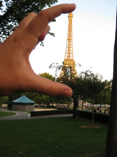 "Näe, Eiffel mahub pihku!"