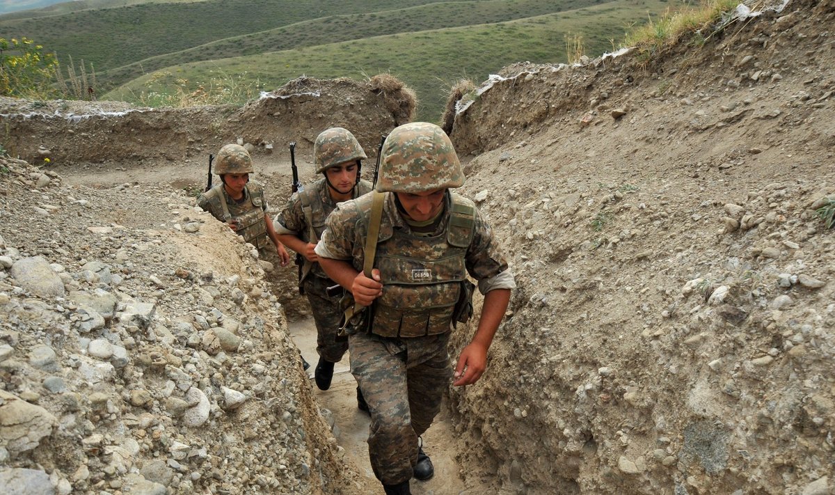 Armeenia sõdurid Mägi-Karabahhis vaherahujoone lähedal kaevikus