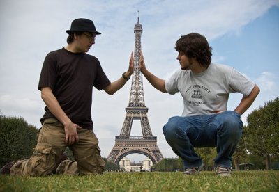 Mängud perspektiiviga: Eiffel on sama pisike kui turistid ise.