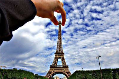 Näppudega tornitippu kangutamas - Eiffelist natuke eemal saab selliseid pilte teha.