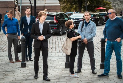 Kõige vasakul on üllatusmängijana Reformierakonna peasekretär Erkki Keldo, tema kõrval Andre Hanimägi ja nende ees Tanel Kiik.