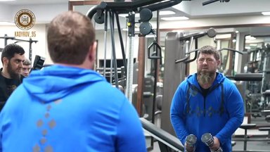 VIDEO | Kadõrov avaldas pärast uudist tema väidetavast kõhunäärmehaigusest video jõusaalis rassimisest