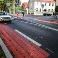 ФОТО и ВИДЕО DELFI: Абсурд - на улице Техника в Таллинне автомобили вынуждены ехать по велосипедной дорожке