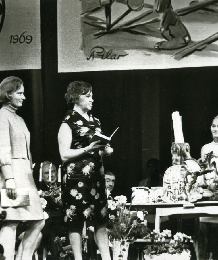 Teatriteadlased Lilian Vellerand, Lea Tormis ja Karin Kask õnnitlevad Kaarel Irdi tema 60. sünnipäeval aastal 1969.