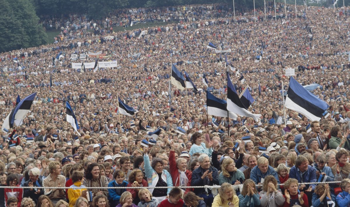 Eestimaa Laulul osalejate arvuks on nimetatud 300 000, kuid tegelikult ei mahu lauluväljakule kaare alla, ette ja Lasnamäe nõlvale üle 150 000 inimese.