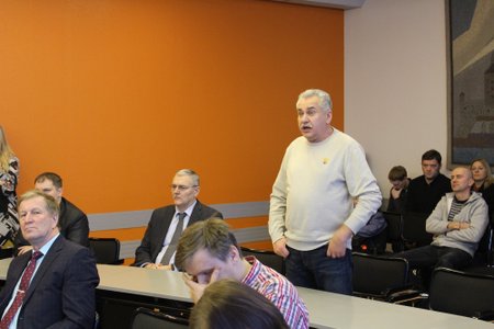 Umbusalduse avaldamine Narva linnavolikogu esimehele.