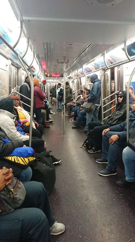 MASKE POLE: Vähemalt eelmise nädala keskel ei olnud New Yorgi linnapildis ja metroodes palju maske näha. Olenevalt kohast reageeriti siiski köhatamisele ja astuti samm eemale.