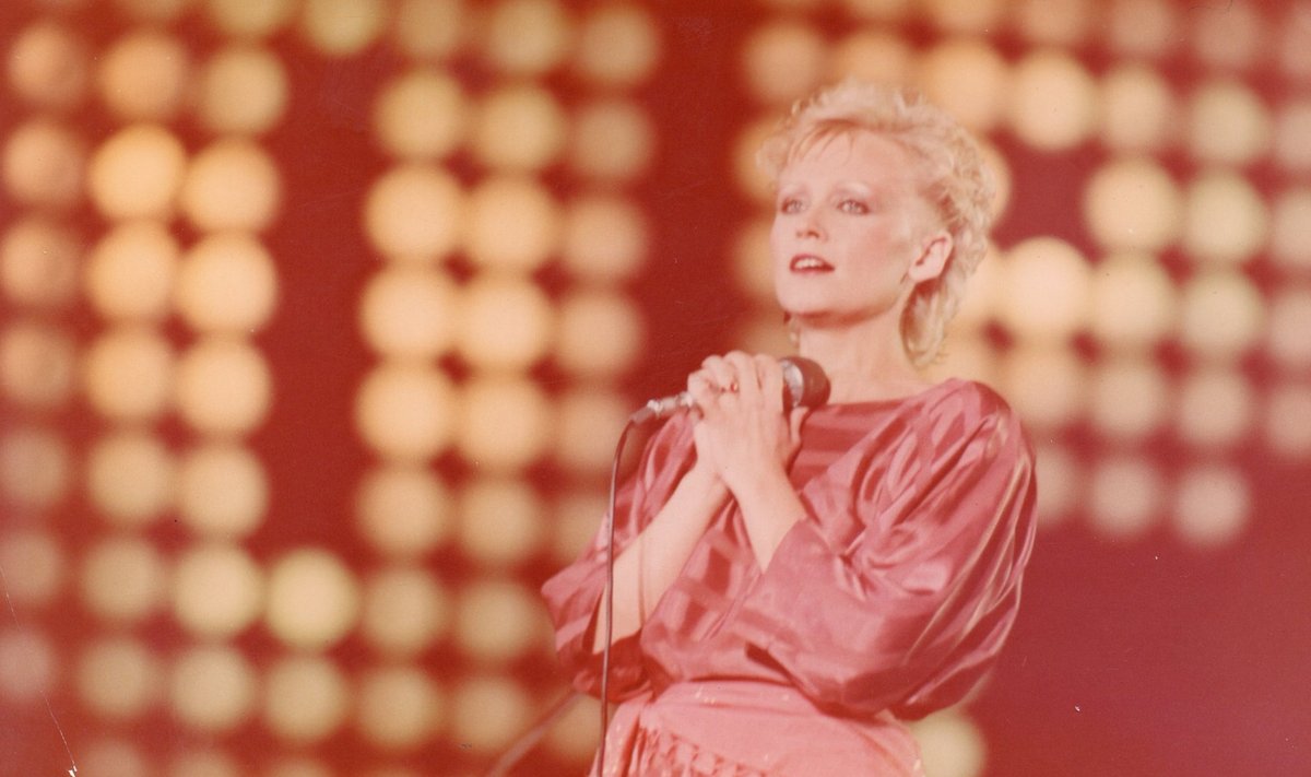 VÕIDUKAS KOSTÜÜM: Anne Veski Sopoti lauluvõistlusel 1980. aastal kleidis, mille lauljatar muuseumile annetas