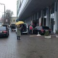 В Таллинне у отеля Nordic машины постоянно мешают пешеходам. Законно?