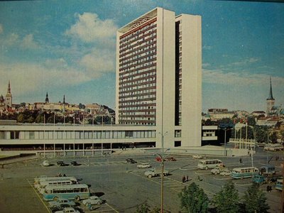 Viru väljak ja hotell 1970. aastate keskel. Vaade vastvalminud teenindusmajast.