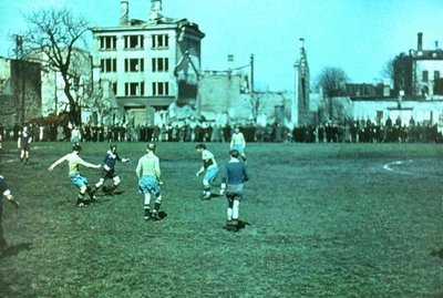 Jalgpallivõistlus Kalevi aia staadionil kevadel 1944. Vaade tänase Tallinna kaubamaja eest. Taamal põlenud Gonsiori tänava majad nüüdse Viru hotelli kohal.