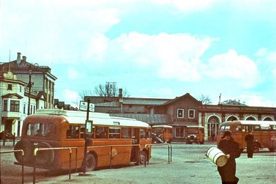 Vaade 1939. aastal bussijaamale Vene turu ääres. Taamal paremal näha Kalevi staadioni väravahoone, vasakul Gonsiori tänava algus. Täna on see vaade Tammsaare pargist Viru keskuse suunas.