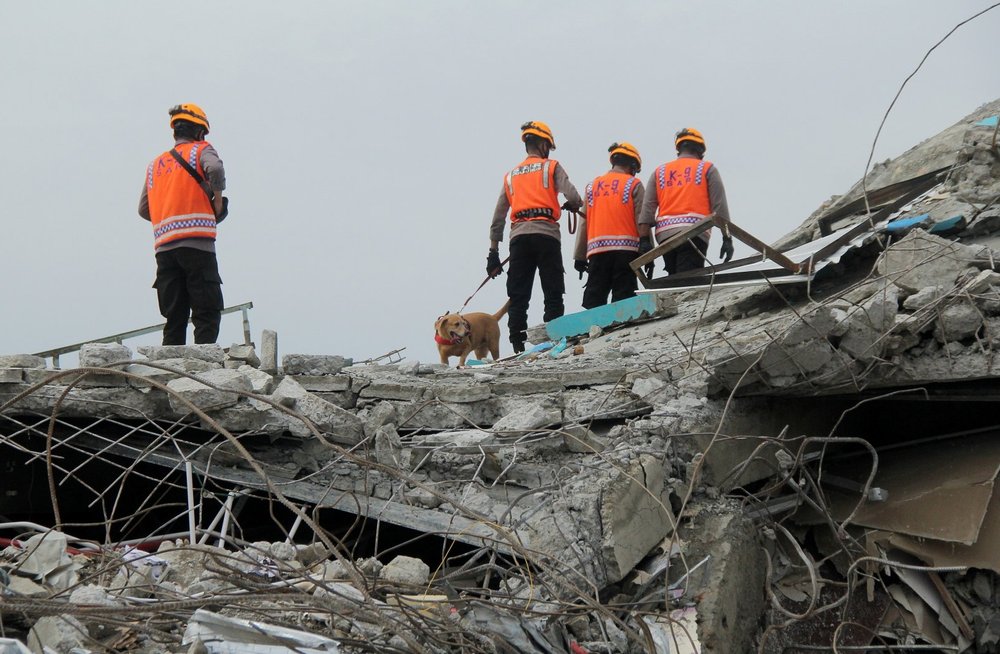 Землетрясения 17. Землетрясения Индонезия, 30 сентября 2009 года. Самое страшное землетрясение в мире. Разлом в Турции после землетрясения фото.