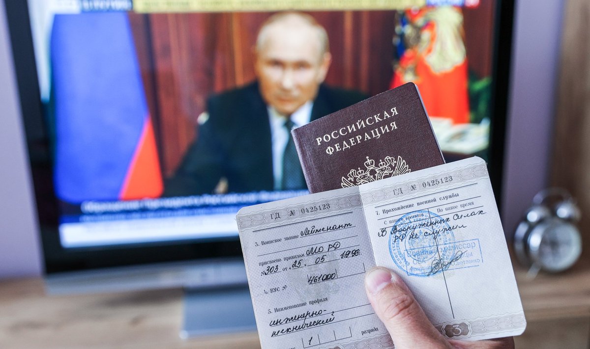 Военный билет на фоне объявления мобилизации в РФ 21 сентября