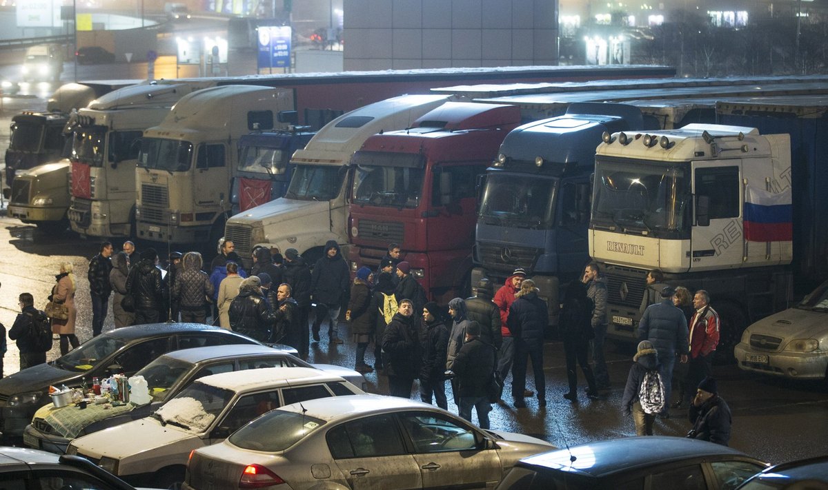 Veokijuhid pidasid reede õhtul Moskva äärelinna Himki kaubanduskeskuse parklas aru, kuidas oma nõudmisi jätkata.