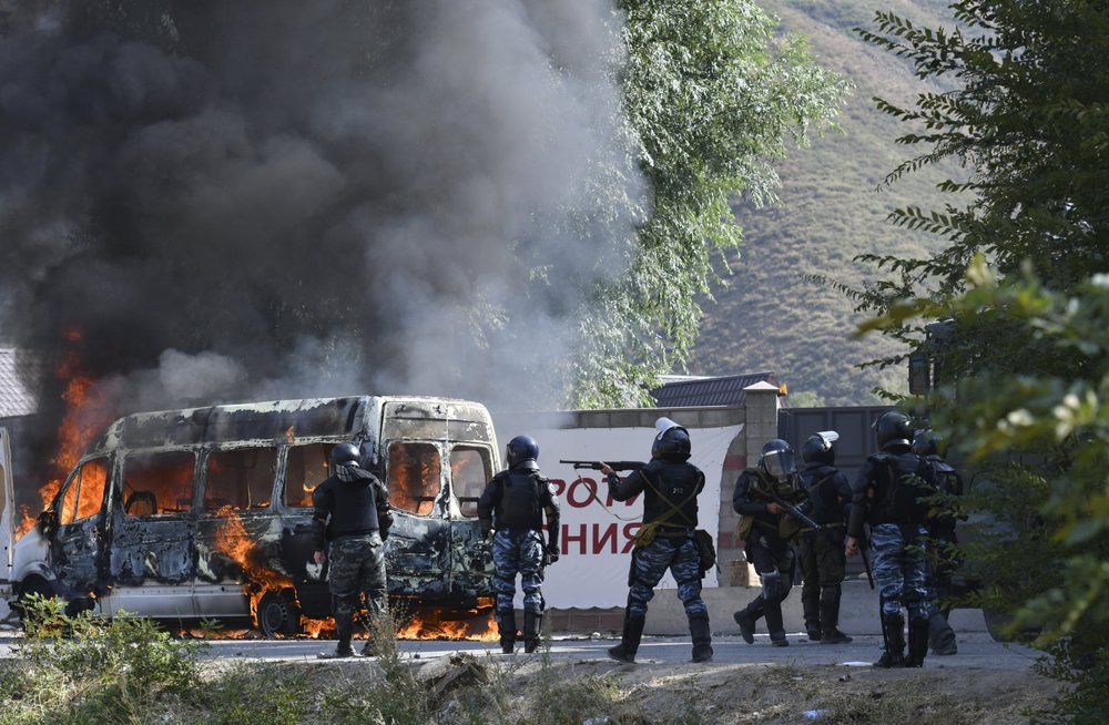 Погромы в бишкеке. Атамбаев кой Таш. Ош Киргизия 2010 беспорядки. Силовики Киргизии