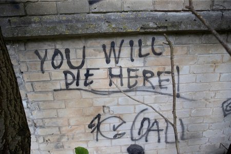 „Sa sured siin!” on kirjutatud seinale, mille ees sai saatuslikuks osutunud hoobid 13-aastane Pärnu poiss.