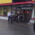 ВИДЕО: Охранник магазина ударил мужчину ногой