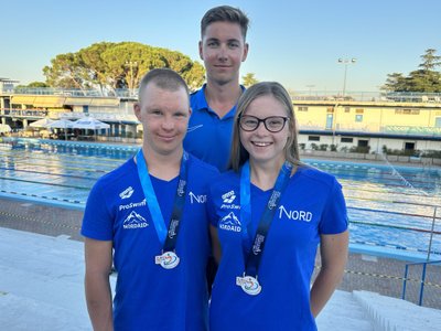 Medalivõitjad Eric Tött ja Keira Rattur koos treener Jan Joonas Viirpuuga