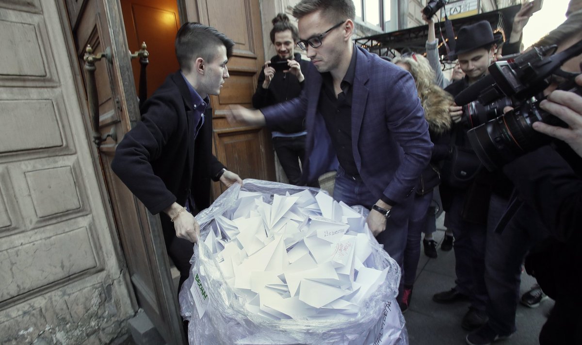 Aktivistid tõid pärast Telegrami sulgemise teadet Roskomnadzori Peterburi ameti ukse taha kotitäie paberlennukeid, sest äpi logo kujutab paberlennukit.