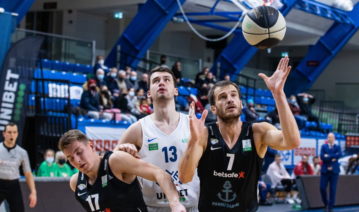 Kregor Hermet (keskel) BC Kalev/Cramo särgis.