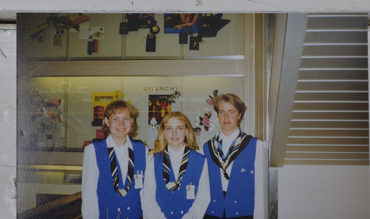 Anneli Metsallik (pildil paremal) kolleegidega Estonia pardal