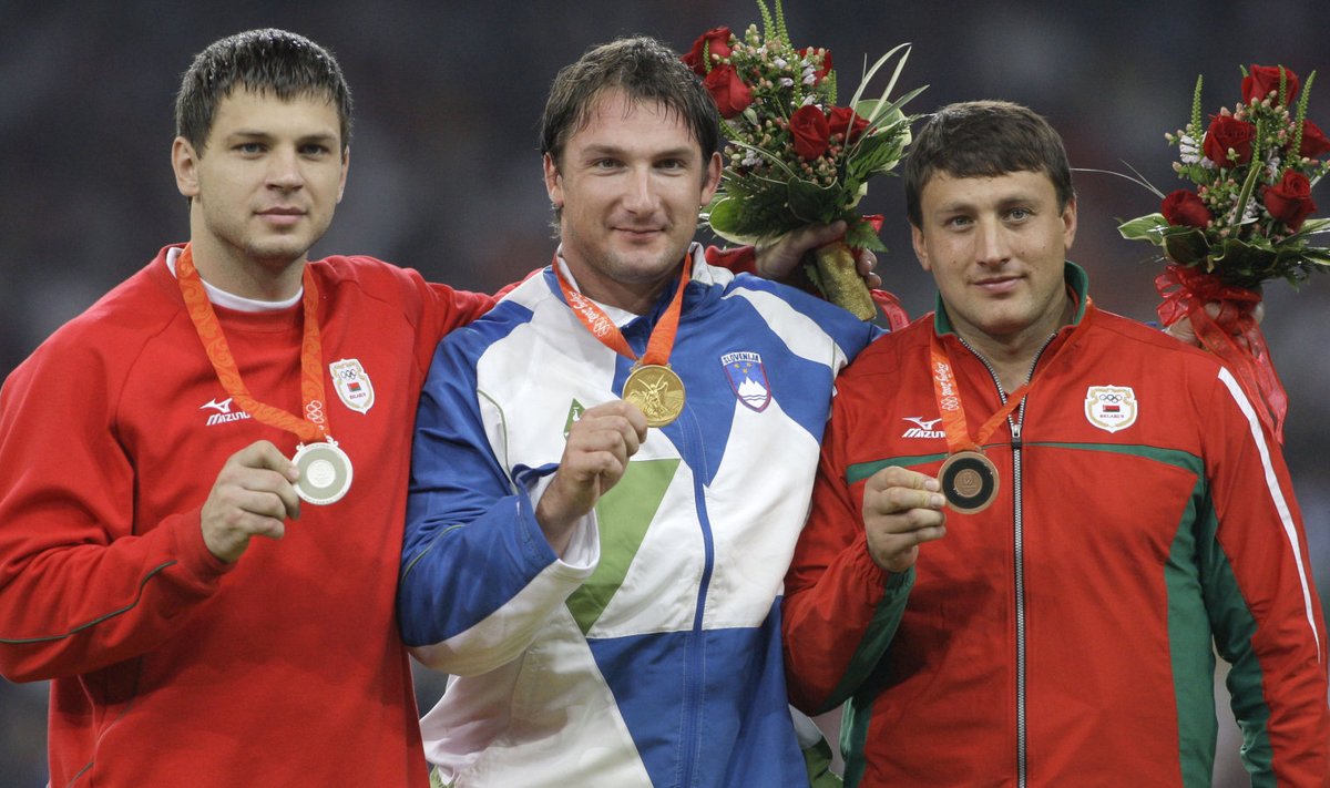 Vadim Devjatovski (vasakul) Pekingi olümpia hõbemedaliga.
