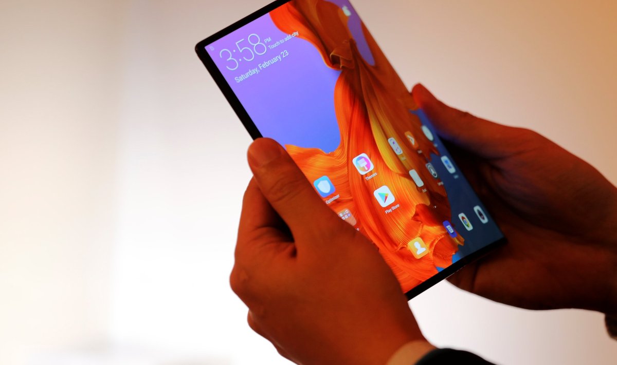 Huawei Mate X-i telefonil on ainult üks ekraan, mis muutub kokku voltides kaheks eraldiseisvaks ekraaniks.