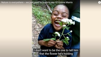 See poiss Emma Marrise "TED talk'i" loengus tunneb rõõmu invasiivsest võõrlillest.