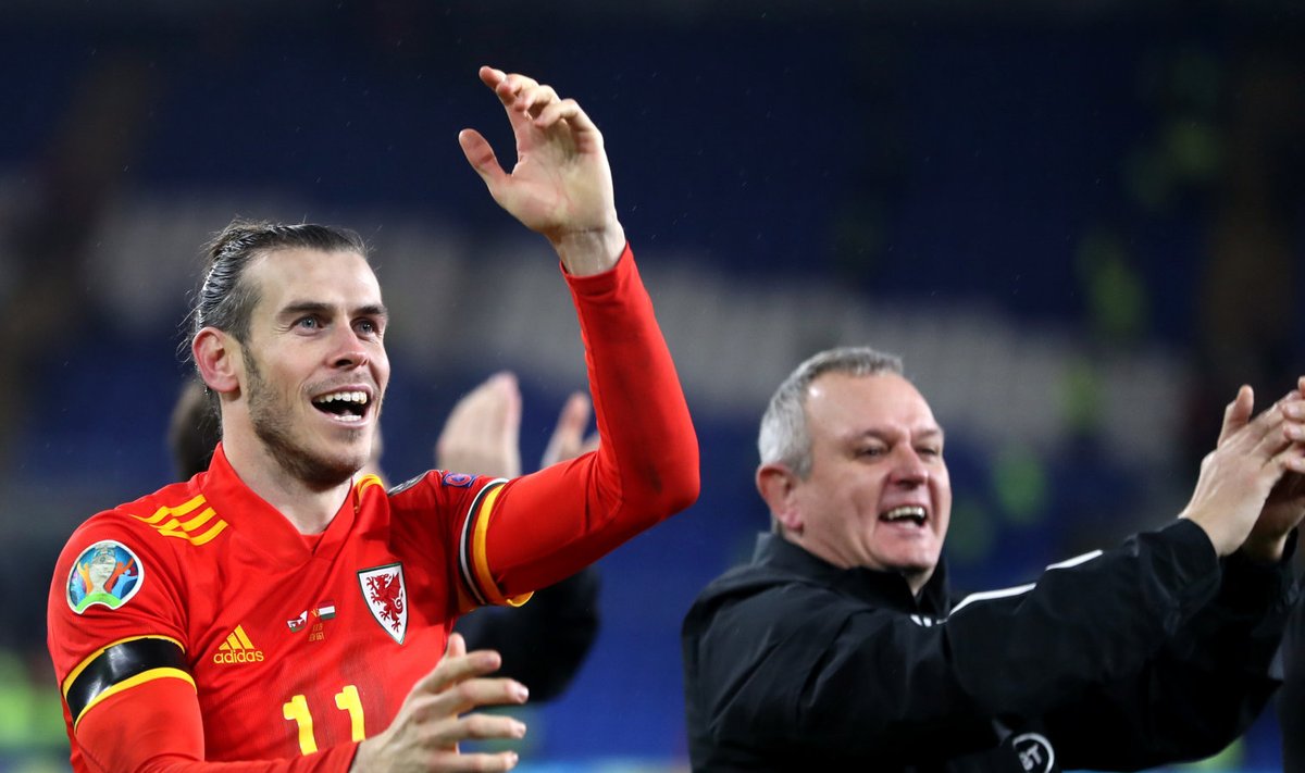 Gareth Bale (vasakul) EM-ile pääsu tähistamas.