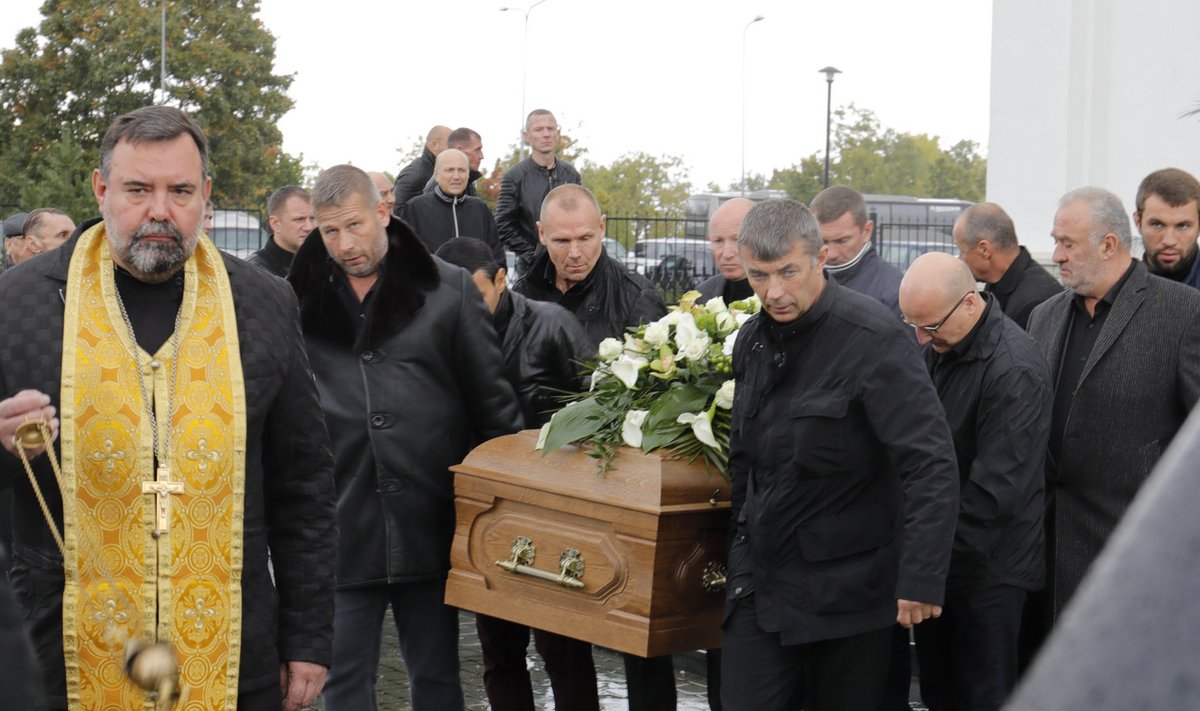 Nikolai Tarankovi matustel kandis teiste seas kirstu ka Toomas Erm Wilson (vasakult esimene kandja)