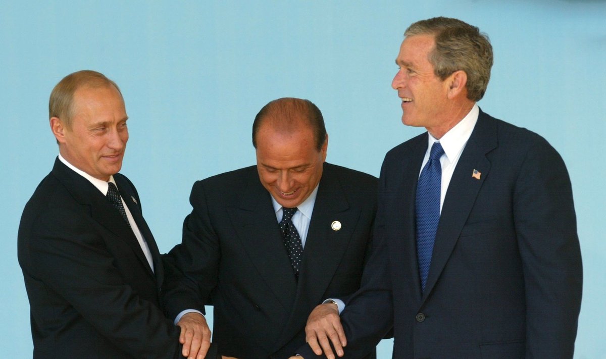 Какое-то время между Западом и Россией не было противостояния. Эстония смогла воспользоваться этим моментом. На снимке слева направо: президент России Владимир Путин, премьер-министр Италии Сильвио Берлускони и президент США Джордж Буш на саммите Россия-НАТО в Риме 28 мая 2002 года.