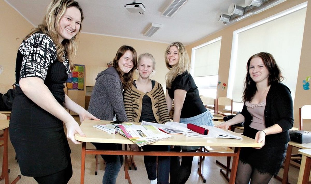 Maili Raudsepp (keskel) loodab Teele Jakobsoni,   Kerli Suviste, Iti Uusküla ja Gerle Trifanovi abil   nädalaks-kaheks kooli vahetada.