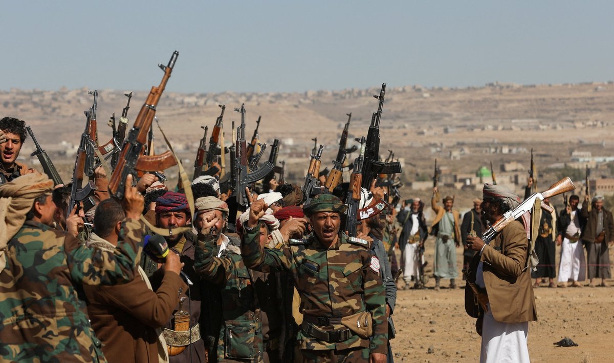 Huuthi võitlejad ja hõimude toetajad hiljutisel demonstratsioonil, kus avaldati meelt USA juhitud rünnakute vastu.