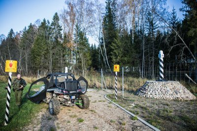 Kell hakkab saama 16, kui alustame patrulli kolmikpunktist. Siin lõigul jookseb Eesti-Vene kontrolljoon mööda jõe keskjoont - ühel pool kallast Eesti pind ja teisel Venemaa.