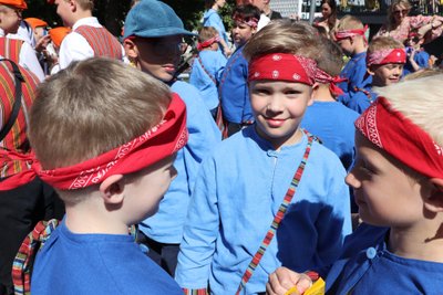 Laste ja mudilaskoore osaleb tänavu rohkelt. Lasteaedade mudilaskoorides on1034 lauljat, mudilaskoorides osaleb1892 lauljat, lastekoorides on väljas 1255 lauljat, poistekoorides on 732 lauljat. 