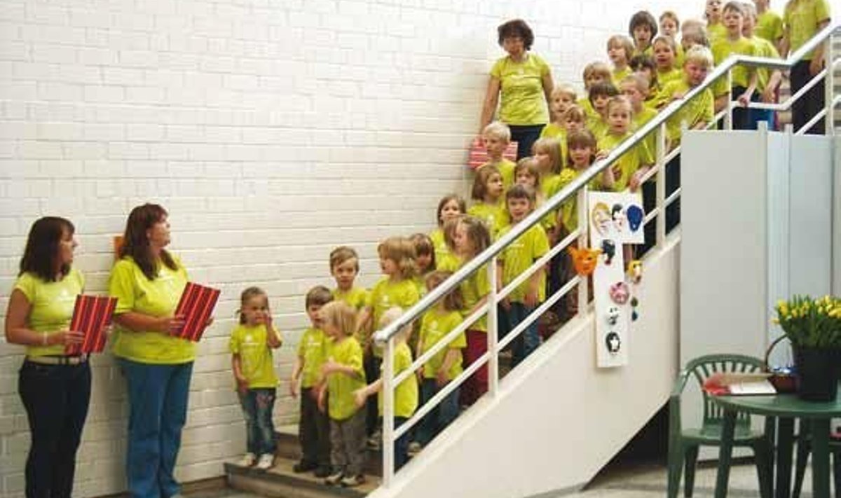 Laste tehtud raamatute näituse avamisel