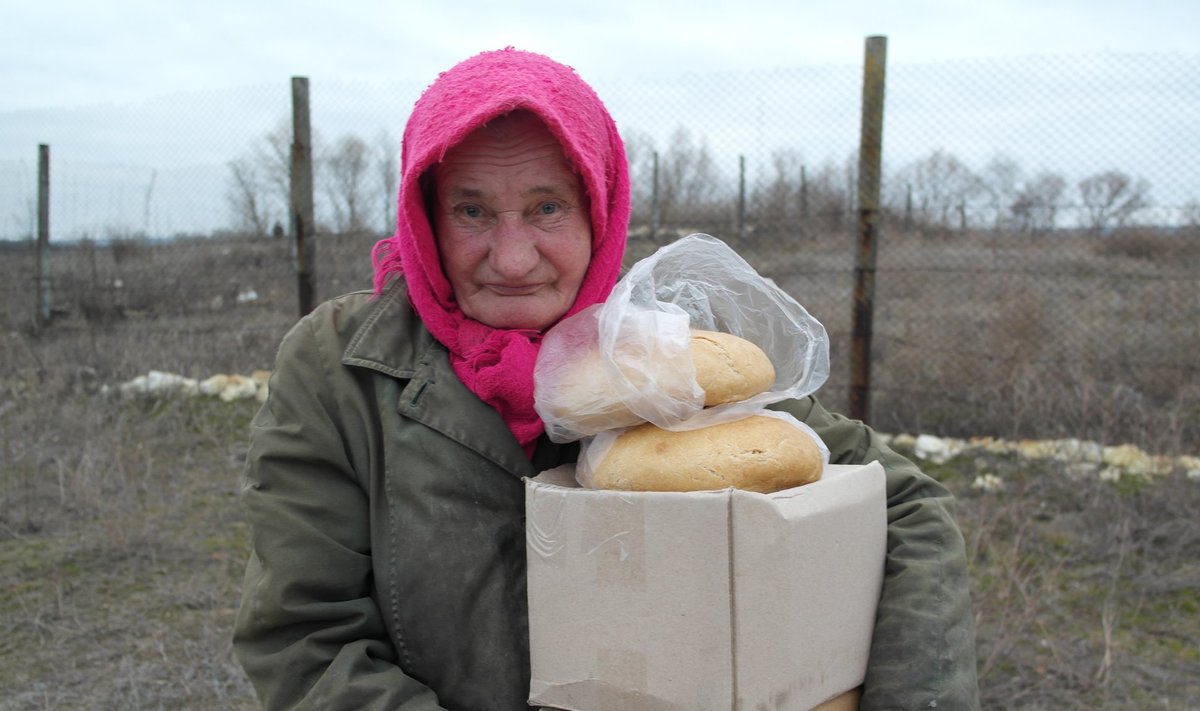 Bolotene küla asub ebakindlal alal Ukraina ja nn separatistide vahelisel joonel. Inimesed olid tänulikud värske leiva eest.