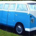 Volkswageni legendaarne hipibuss naases tobenaljaka telgina