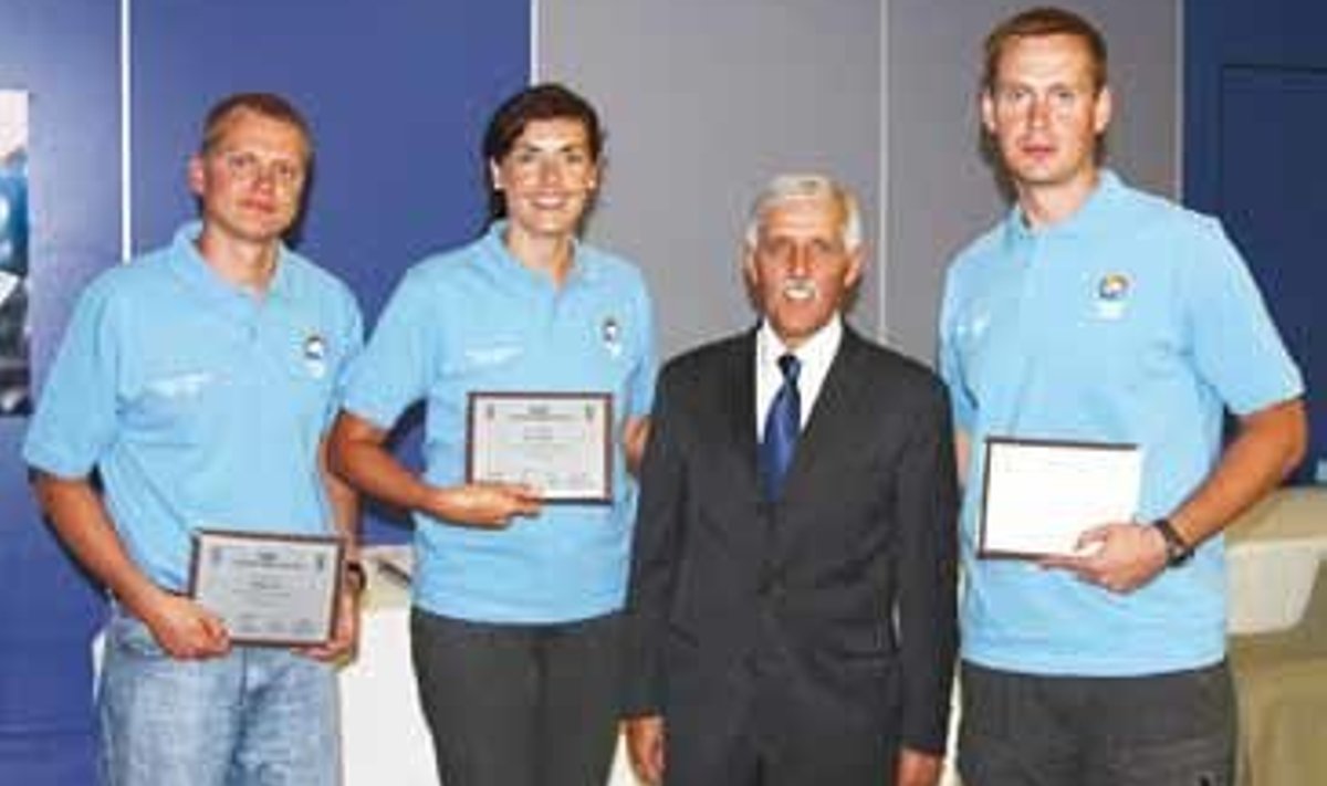 Värskelt diplomeeritud eestlased ja Ljubljana Olympija noortemeeskondade spordidirektor