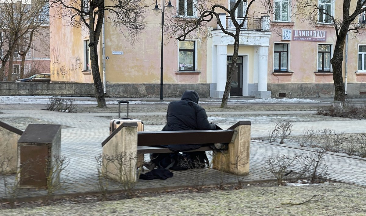 Мужчина из Швеции ночует в Нарве на скамейке в центре города