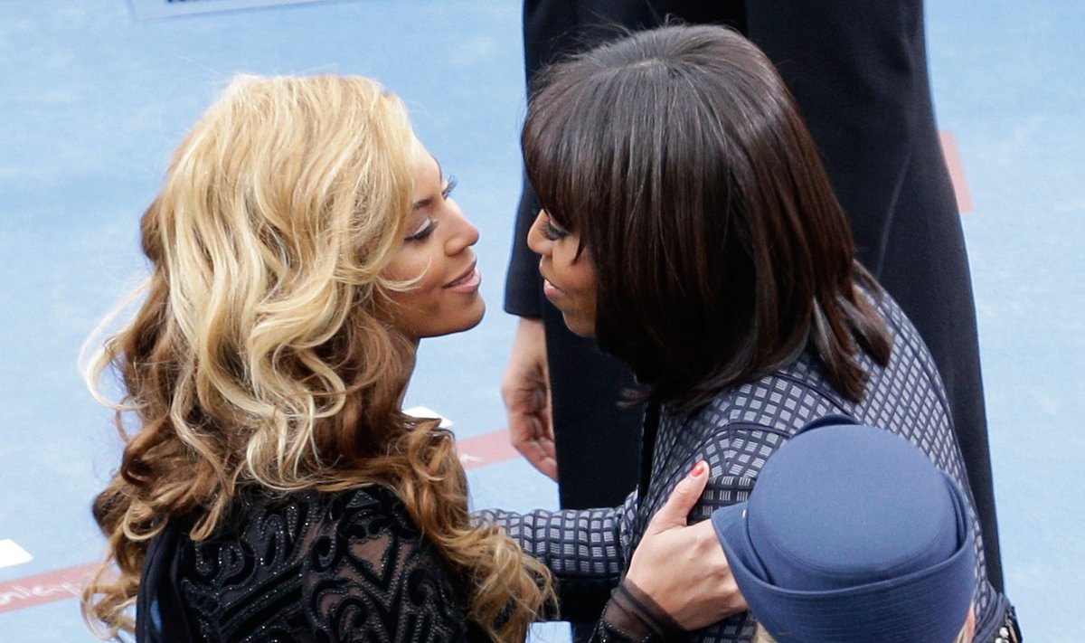 WASHINGTON, DC - JANUARY 21: First lady Michelle Obama greets singer Beyonce after she performs the National Anthem during the public ceremonial inauguration on the West Front of the U.S. Capitol January 21, 2013 in Washington, DC. Barack Obama was re-elected for a second term as President of the United States.   Rob Carr/Getty Images/AFP.== FOR NEWSPAPERS, INTERNET, TELCOS & TELEVISION USE ONLY ==