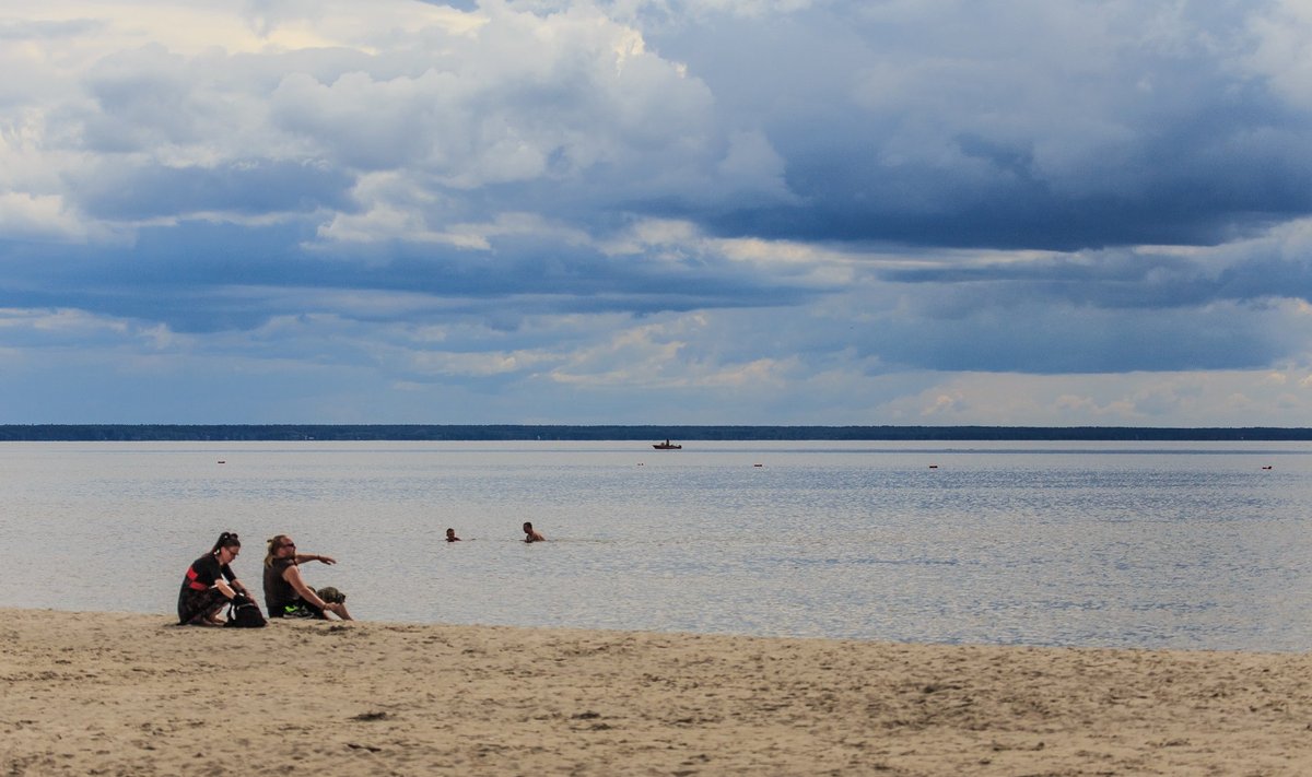 Puhkehetk Pärnu rannas. Enamik parteijuhte on otsustanud suvepuhkuse veeta just kodumaal.