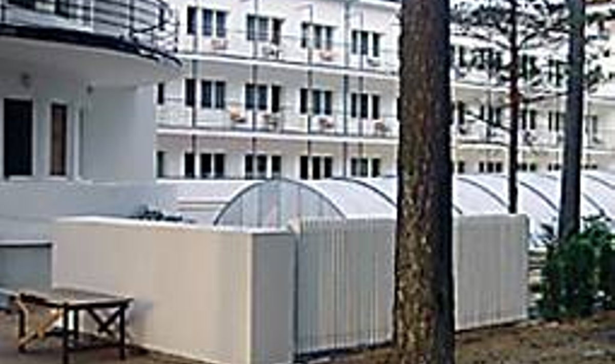 MAITSEPOLITSEI EI PEA SOBILIKUKS: Männimetsa rajatud 1961.aastast pärit Narva-Jõesuu sanatooriumile kõrge aed ja kasvuhoonelik bassein ei sobi. ERAKOGU