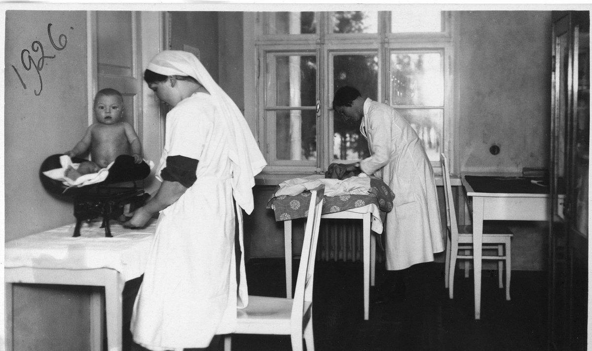 EMATA LAPSED: Aastal 1926 sündis Eestis 19 977 last, kolmandiku võrra rohkem kui sünnib nüüd. Kuid paljud üksikud naised andsid lapsed ära. Fotol on Nõmme rinnalastekodu aastal 1926.