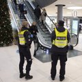 ФОТО: Полицейские следят, чтобы люди носили маски в торговых центрах