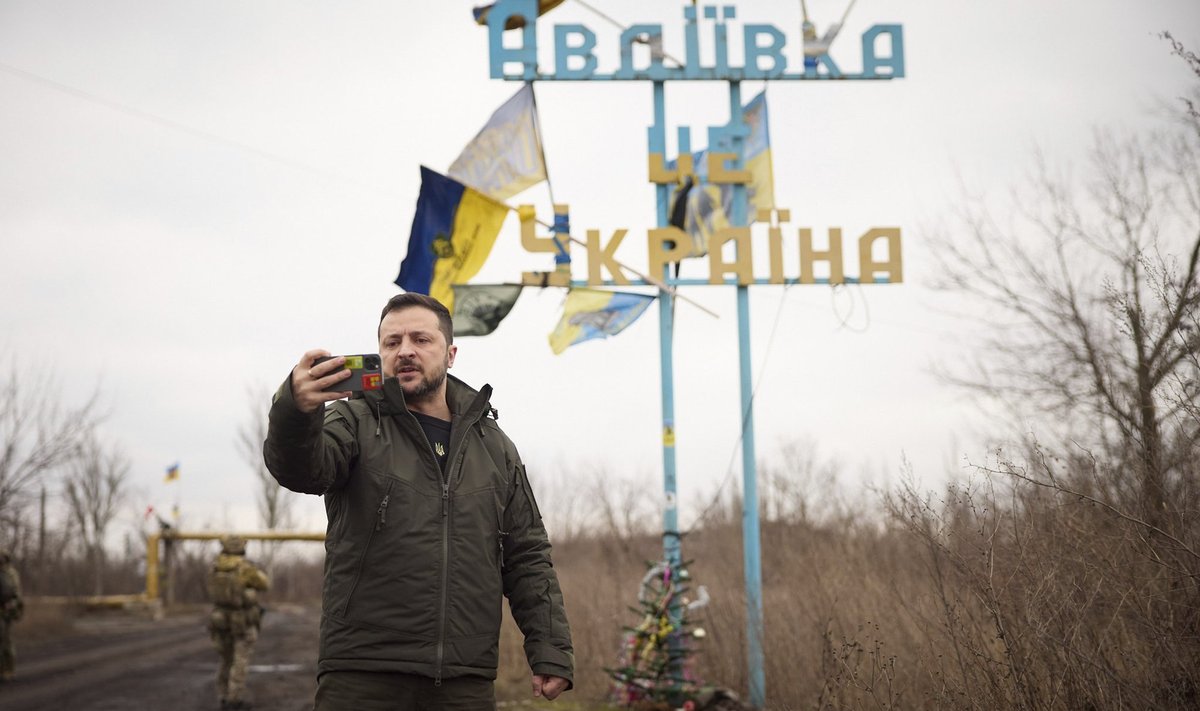 ALLES SEE OLI: Detsembri viimastel päevadel sai Ukraina president veel teha videot Avdijivka linna piiril. Riskantne oli see juba siis, nüüd on linn venelastele kaotatud.